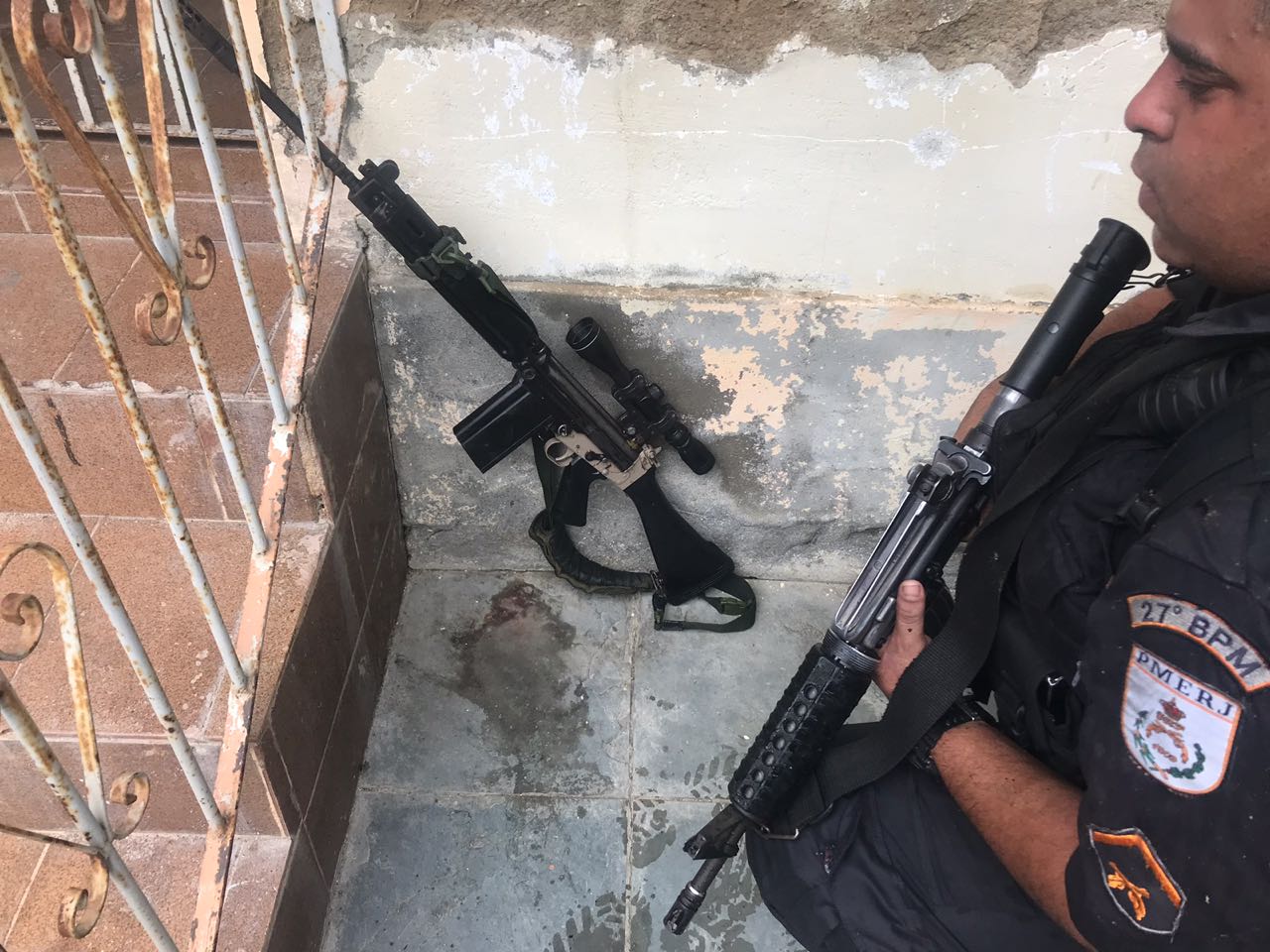 Polícia apreende cinco fuzis e prende 11 suspeitos em favela na Zona Oeste